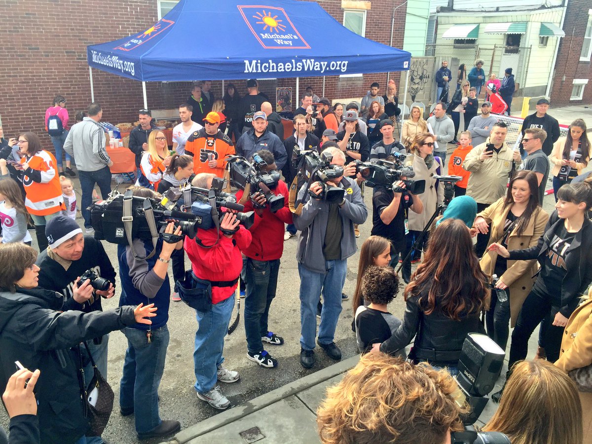 michaels_way's tweet photo. We are at the Abu Ali home for the big #BHFK reveal with some special guests... #FlyersWives #Flyers #LiveToWin 🔆 https://t.co/HKaa5WYAGF