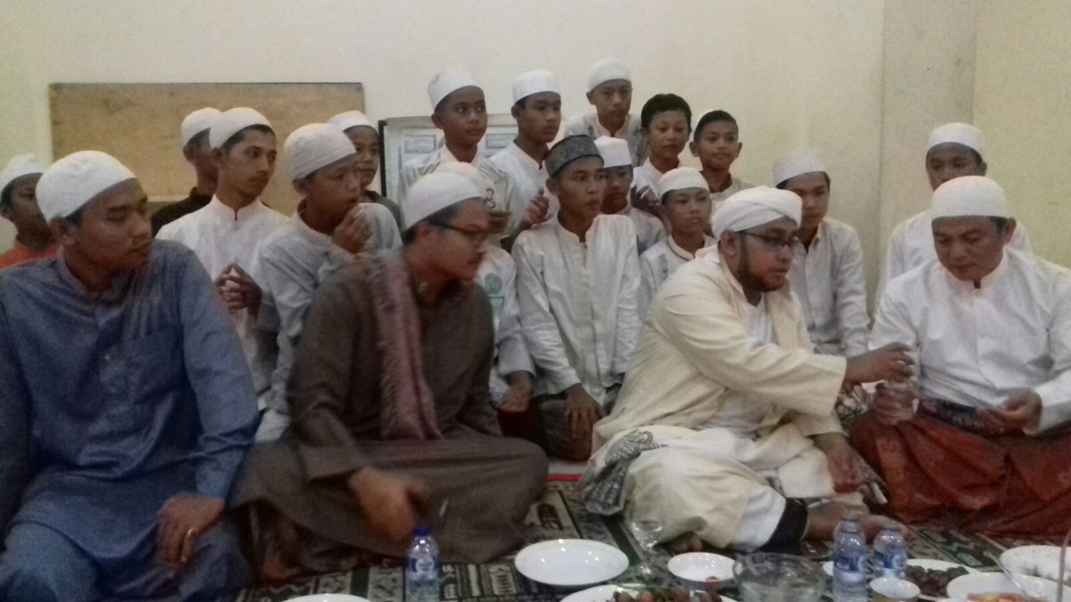 Seusai nm2,Hb Abdullah berkunjung ke kediaman kami, mendoakan anak"yayasan kami, Uswatun Hasanah,<a href="/bin_jafar/">Jahir bin jafar</a>