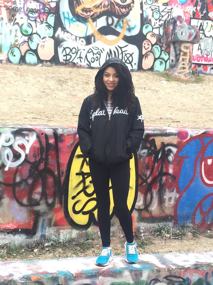 Moeemoneyy_'s tweet image. Graffiti wall with my bestfriend &amp;amp; cousin😻💕