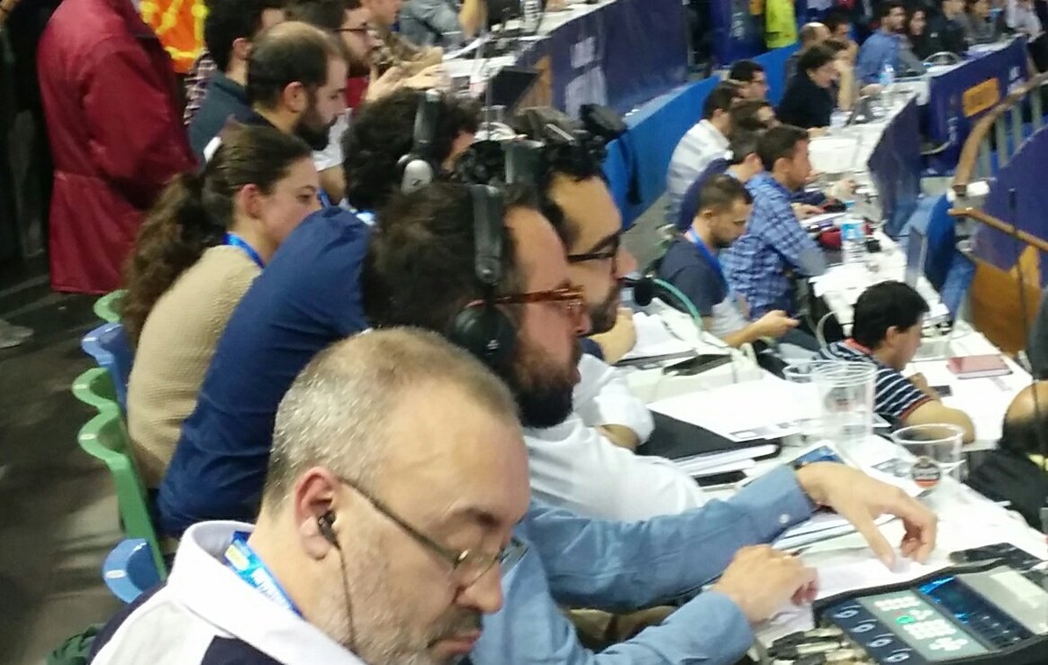 enviciosar's tweet photo. La prensa amarilla en el #Coliseum de A Coruña
#salvamedeluxe https://t.co/9gETq3BrpY