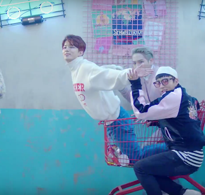 gunavanent's tweet photo. #BAPfeelSoGood #FeelSoGood #BAP #CARNIVAL #GUNAVAN
А какую версию выберешь ты
RT - Титаник
FAV - B.A.P https://t.co/O1TFlqNI1c