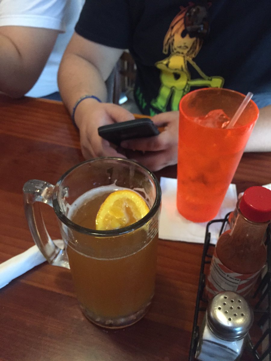 Seath_S's tweet photo. Hooters and beer! @JudsonColeBand #hereforthewings #dallas https://t.co/dqdJZDE2Gn