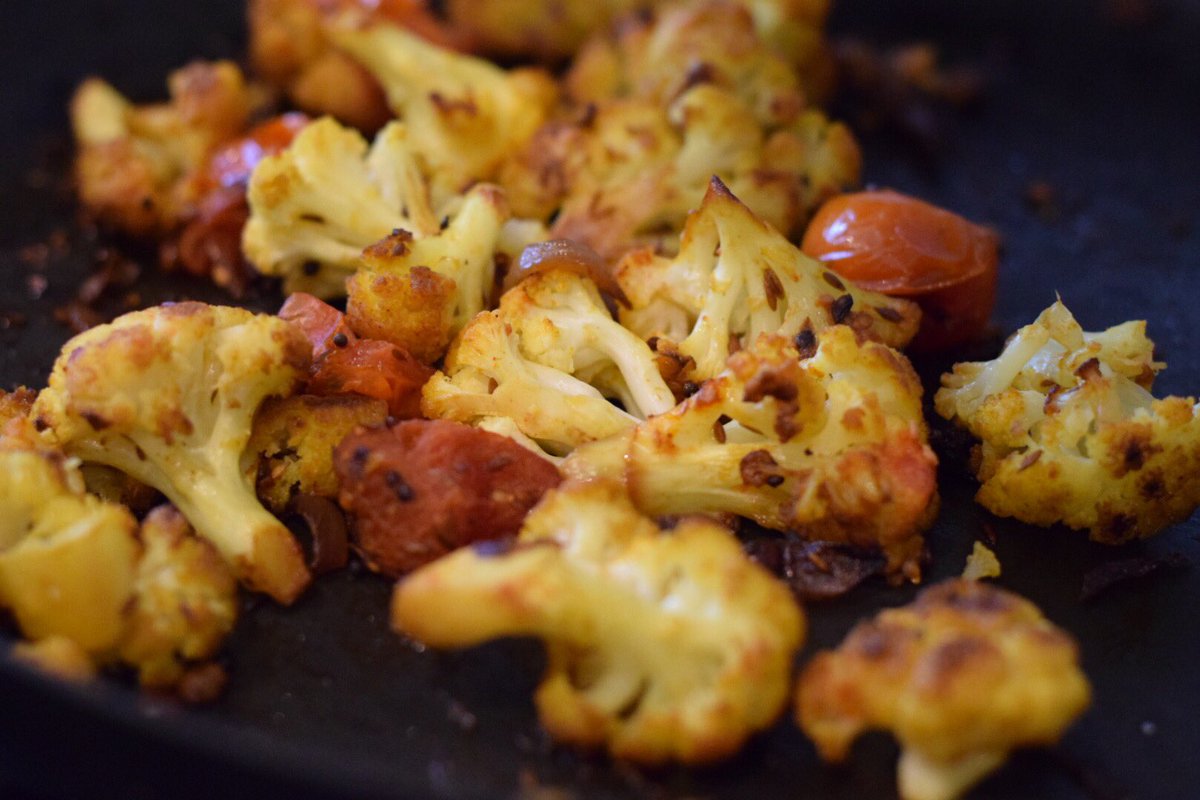GlobalVegTweets's tweet photo. Pan seared cauliflower with juicy cherry tomatoes, cumin and cayenne. #MeatlessMonday #vegan #glutenfree https://t.co/gHZZ0CiEyi