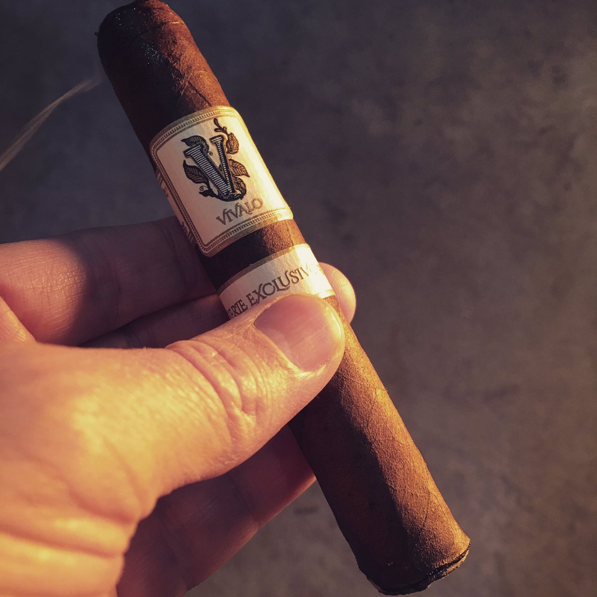CigarDojo's tweet photo. Checking out the @vivalocigars that my buddy Kev-bot gifted me. https://t.co/gIe56U8Aen