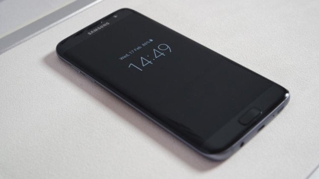 AndroDevice's tweet image. El s7 cuenta con una pantalla de 5,1" y el Edge cuenta con una de 5,5" ambas con tecnología Super AMOLED.