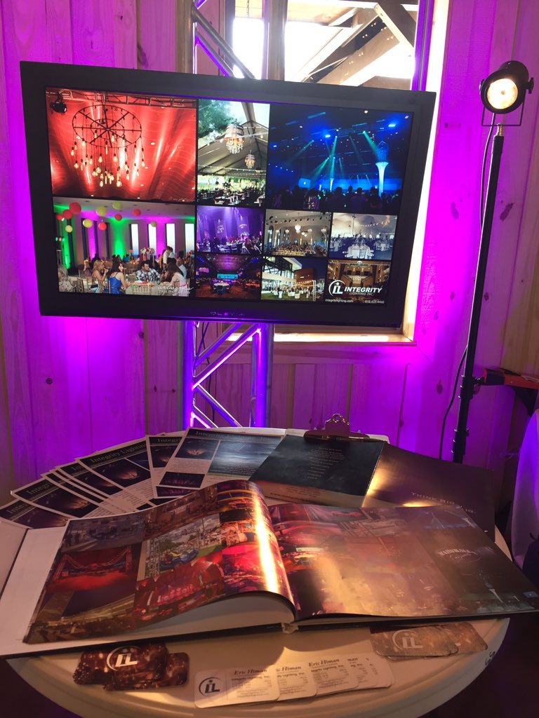 TulsaEventLight's tweet image. Here at @SkiatookSpringsEventsCenter Open House meeting brides! #IntegrityLighting @IntegrityLight #LightingTulsa