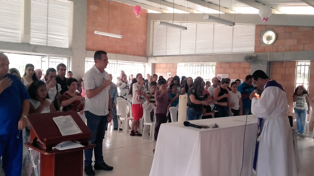 ContraloriBello's tweet photo. Compartiendo con la Comunidad Villas de Comfenalco la Santa Eucaristía. @JulioContralor https://t.co/RAo7B7tnoK