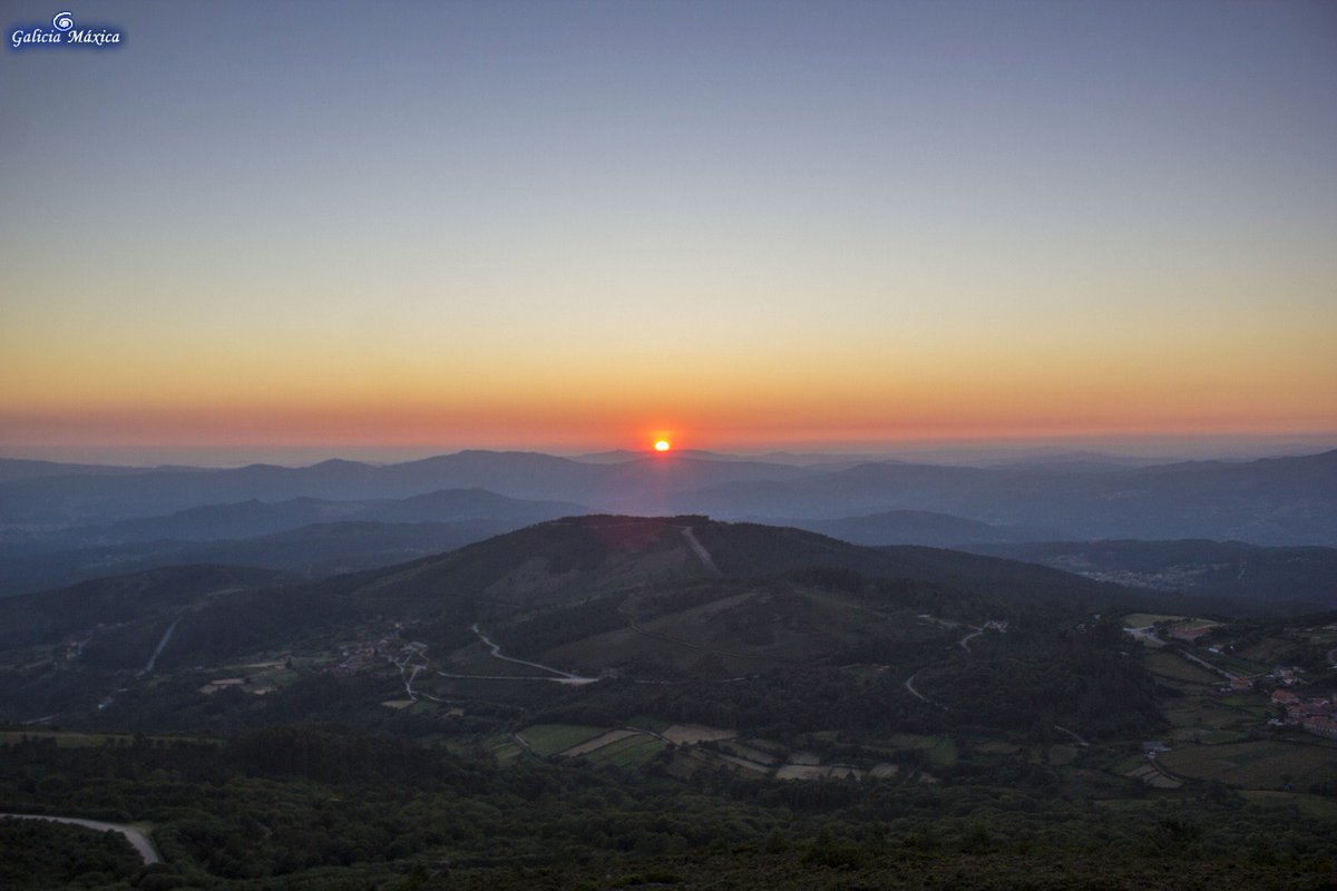 Un atardecer mágico desde el Alto do Coto da Cruz, en A Franqueira <a href="/GaliciaMaxica/">Galicia Máxica</a>