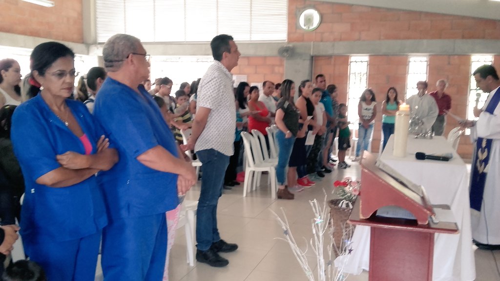 ContraloriBello's tweet photo. Compartiendo con la Comunidad Villas de Comfenalco la Santa Eucaristía. @JulioContralor https://t.co/RAo7B7tnoK