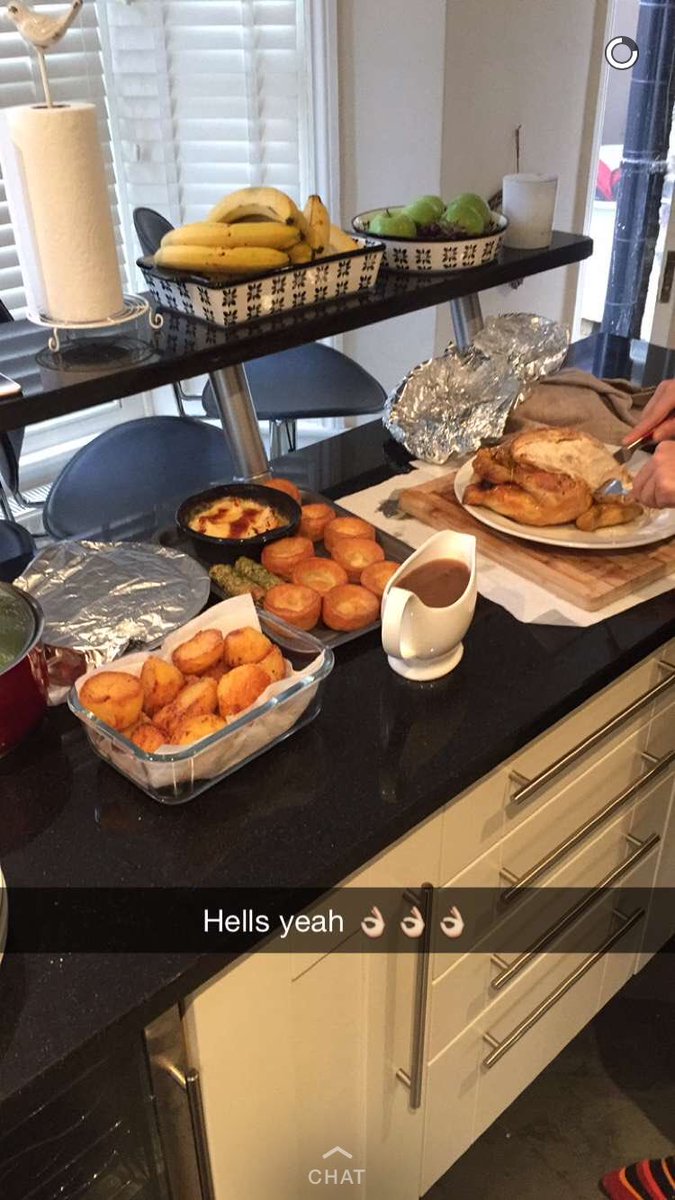 Elizabeth_sinkl's tweet photo. This happened... #roastdinner #fuckyes https://t.co/BpnGnhYGRV