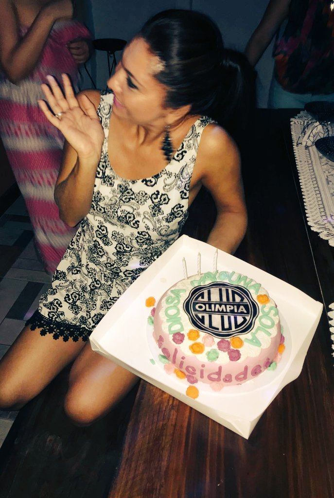 norarosalia's tweet photo. La tipa no tenia una intención de invitar su torta!! 😂😂😂😂 #DH1S #llegaronlos37 espléndida eu!!! https://t.co/Sv4U6UpPbh