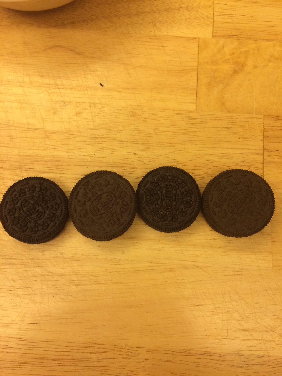 TouchdownGebuss's tweet image. @nabisco @Oreo I eat Oreos 24/7 why are my Oreos different colors in this package expo date 5/16 #HowDoWeFixThis
