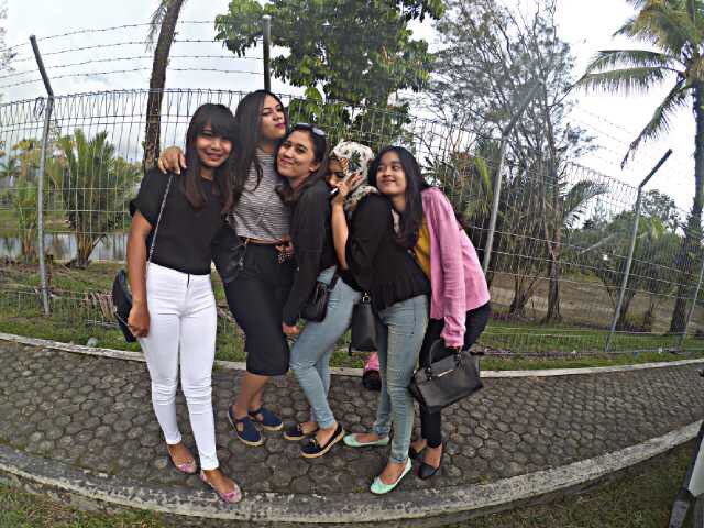 NhurulIrgahayu's tweet photo. Ladiestime👯 finally bisa lengkap dan kumpul bareng💞 @RickaTiraspa @hasniy @RimbyU https://t.co/ZhLt4FBpPu