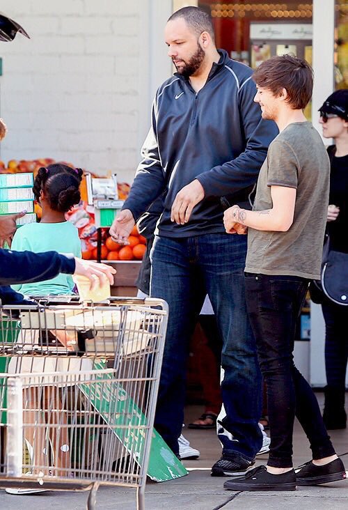 1DUpdateAccess's tweet image. Louis today buying Girl Scout cookies in LA. He looks so happy ☺️ -L