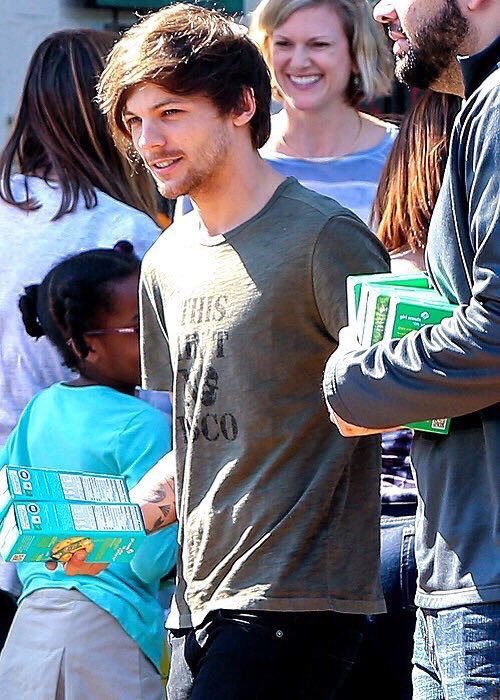 1DUpdateAccess's tweet image. Louis today buying Girl Scout cookies in LA. He looks so happy ☺️ -L