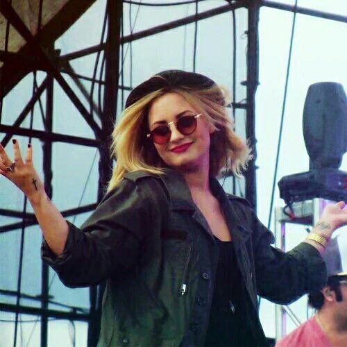 ddlovatorgasm_'s tweet photo. retweet to vote #BestFanArmy #Lovatics #iHeartAwards https://t.co/sOb7wty32l