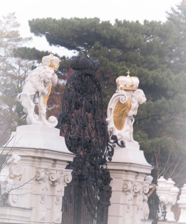 RT x.com/Susannastravel… Cute lions #Belvedere #Vienna #travel #travelpics #travelideas #palace #sightsee #trav…