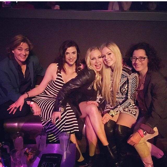 thekittyavril's tweet photo. #MorePictures of @AvrilLavigne w/ friends in last night on @britneyspears's show. ✨ https://t.co/LtJjddC2q8