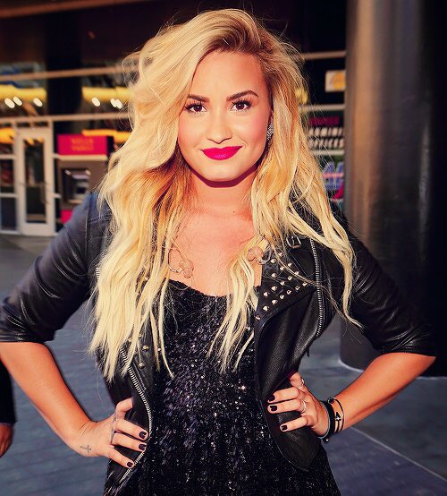 ddlovatorgasm_'s tweet photo. retweet to vote #BestFanArmy #Lovatics #iHeartAwards https://t.co/EiRfJCUY0w