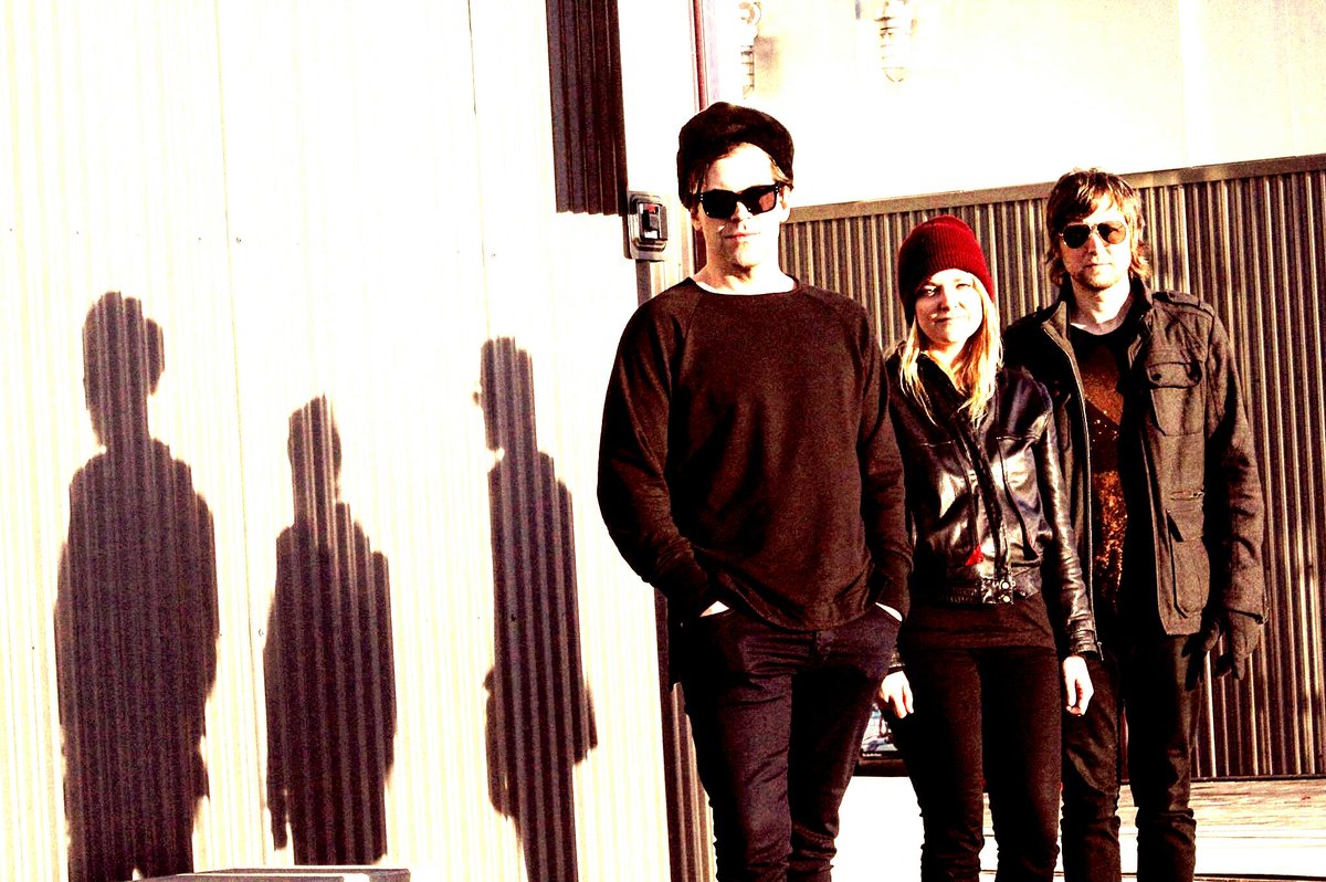 ModernKin's tweet image. Wenatchee photo op with stranger/new friend, Jenesis, 9 yrs old. Go girl!