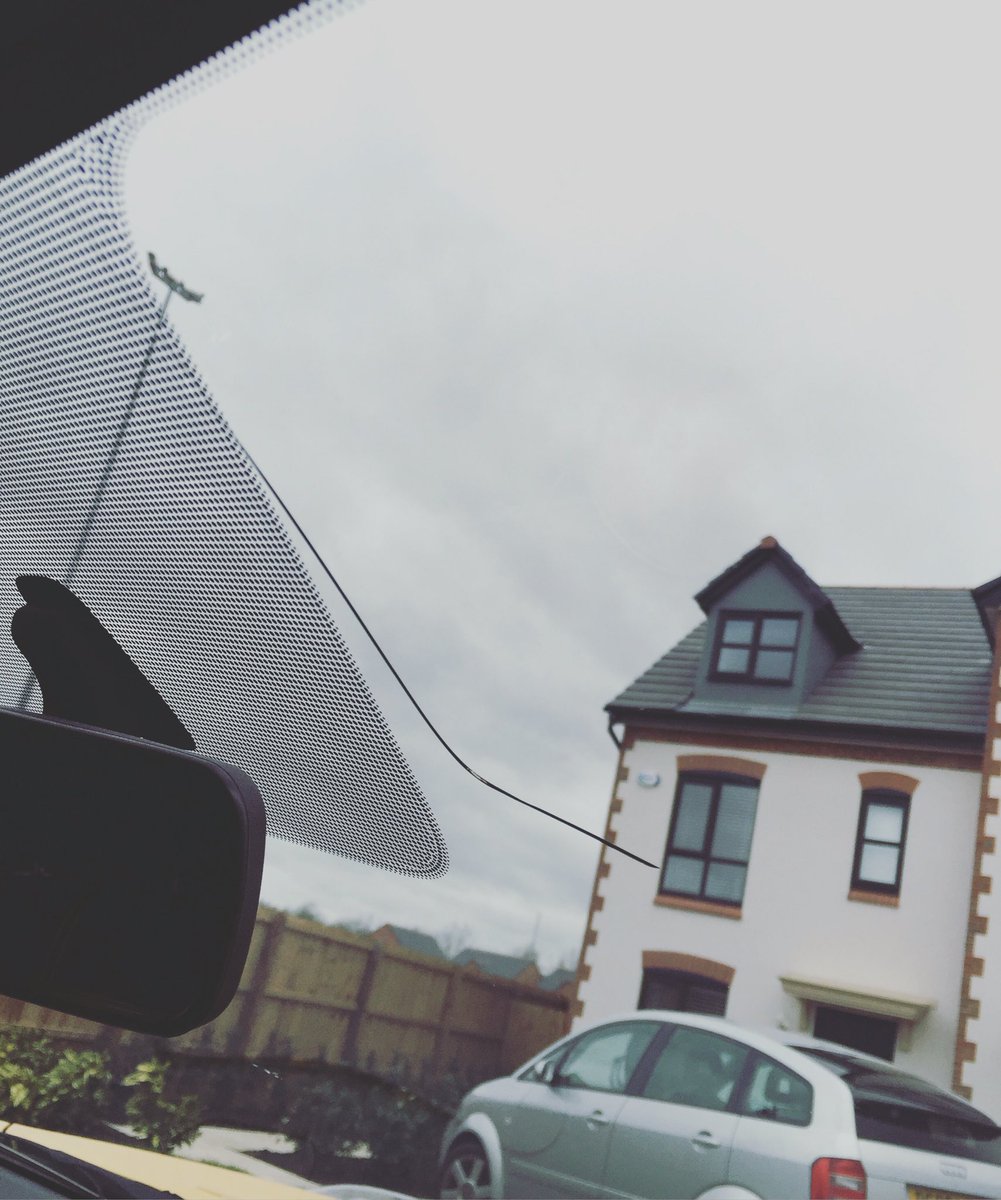 samsays_pt's tweet image. To the U.F.O that took out my windscreen yesterday... Screw you and your evil ways. #nissanjuke #brokenstuff