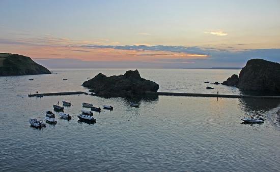It's 430 miles from where I live but the <a href="/HopeandAnchorHC/">The Hope and Anchor</a> is one of my favourite pubs! #hopecove #devon