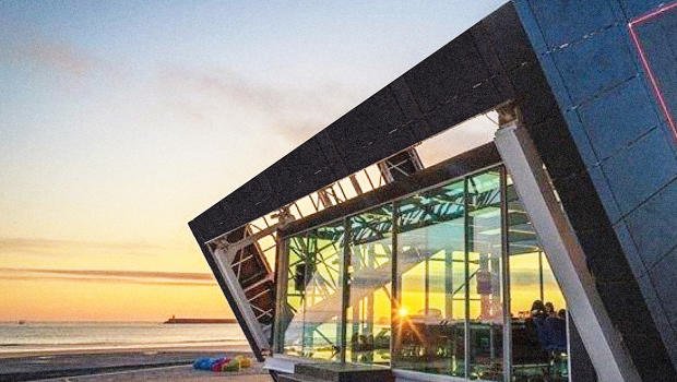 FastCompany's tweet photo. This house follows the sun like a plant to soak up more solar power https://t.co/t9hgSTOkRQ https://t.co/jWhFCM7EJg