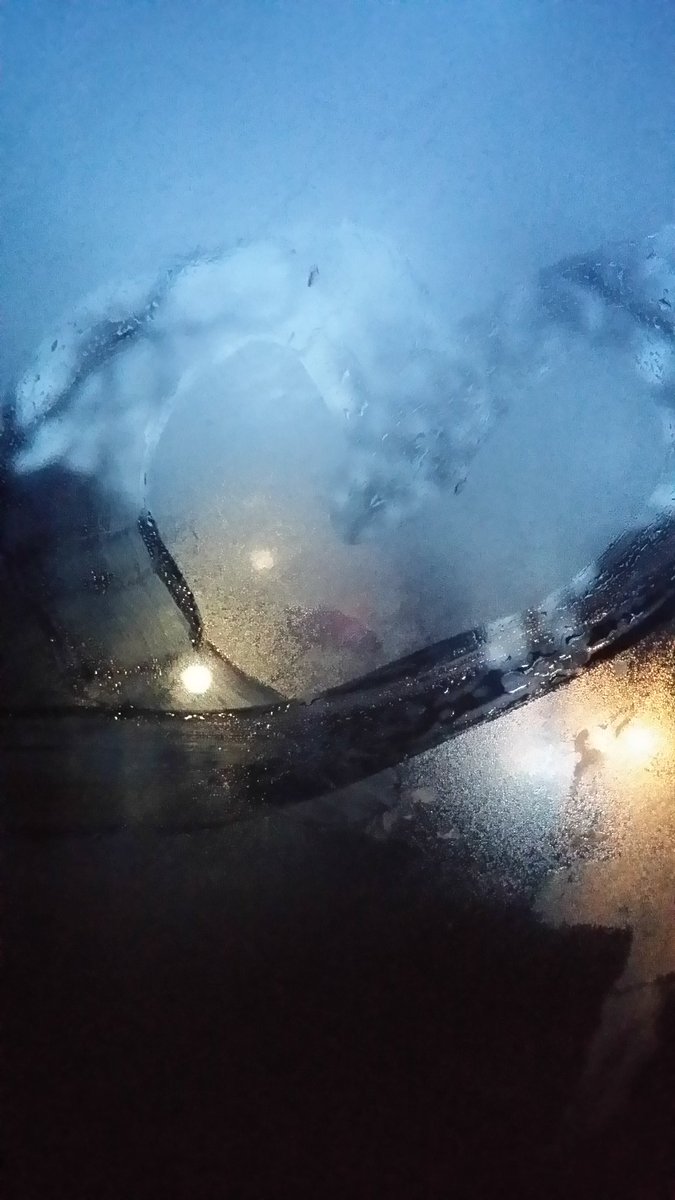 습한 호흡이 차가운 유리에 닿아 뿌연 습기가 차면 거기에 손을 눌러 작은 구멍을 낸다. 그제야 우린 좁은 구멍으로 선명한 세상을 내다본다. 작은 구멍. 정신의 숨구멍을 내어야 그게 참으로 사는 것이다.