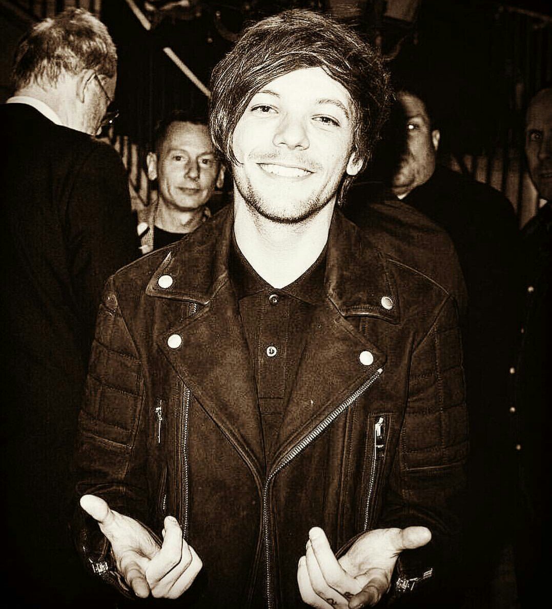 Boobear_Updates's tweet photo. @Louis_Tomlinson you're the beat to my heart like the writer of a song 💓💞🎼🎤 https://t.co/b897fgRYe1