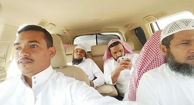 #صورة..

"سيلفي" أخير لـ 4 معلمين قبل لحظات من وفاتهم تفحماً بحادث مروري مروع بمحافظة #الليث .

#السعودية

-