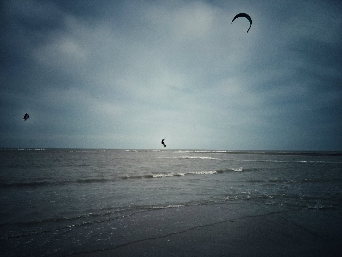 AntoineSnts's tweet photo. Une bonne session de Kitesurf à Merville Franceville cet après-midi. #👌
#KiteRevolution #MervilleFranceville https://t.co/dwb1ozqyJG
