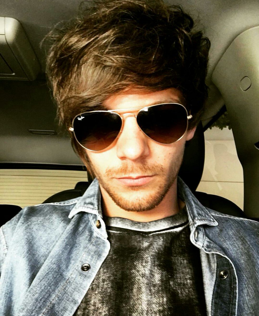 Boobear_Updates's tweet photo. @Louis_Tomlinson my heart skips a beat when ever our eyes meet 😍💓💞 (sunglasses or not 😉😘) https://t.co/GI9LyPgwjY