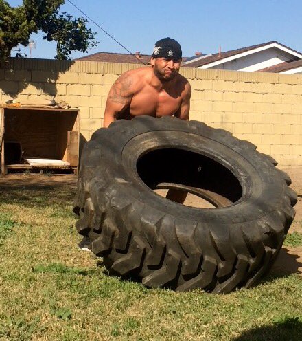 _danpineda5's tweet photo. #TireFlipChallenge #fitness #crossfit #punishment #ipushme #backyardworkout #fitspo #CoachDaniel #Herbalife https://t.co/3XW06yutRj