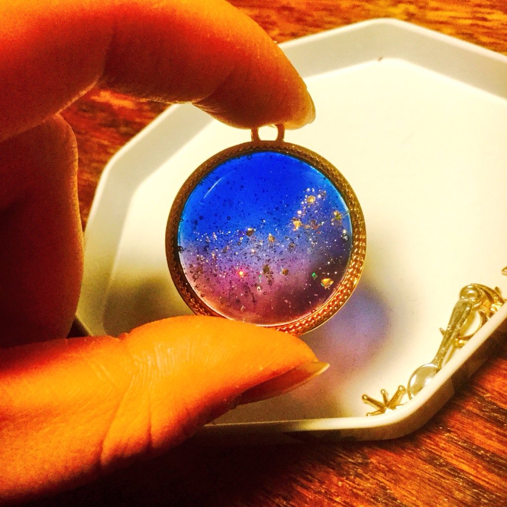 ট ইট র 井出さん 創作垢 昨日やったレジン 空枠に レジンに色付けてのグラデーションは初 マニキュアのグリッターが強すぎた感じもあるけど グラデーションは満足の出来 W レジン Uvレジン T Co Lg9doyo2fm