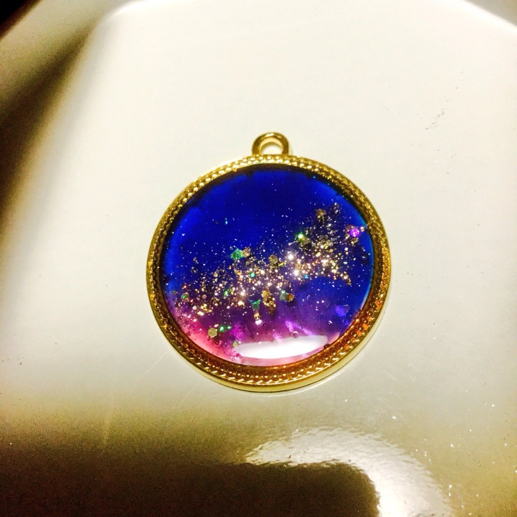 ট ইট র 井出さん 創作垢 昨日やったレジン 空枠に レジンに色付けてのグラデーションは初 マニキュアのグリッターが強すぎた感じもあるけど グラデーションは満足の出来 W レジン Uvレジン T Co Lg9doyo2fm