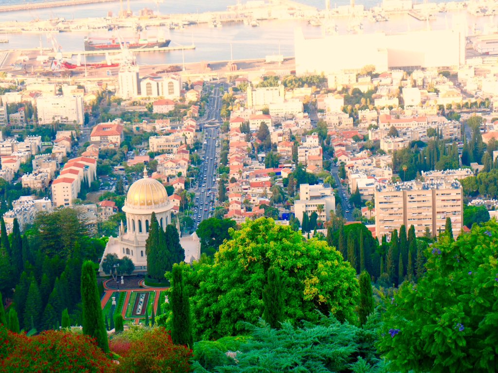 سألتني،هل تحبني أكثر أم حيفا؟ 
لم أجبها،قلت انتظري لنأخذ صوره للمكان
مرت الأيام..ذهبت هي و بقيت حيفا❤️
#حيفا #فلسطين