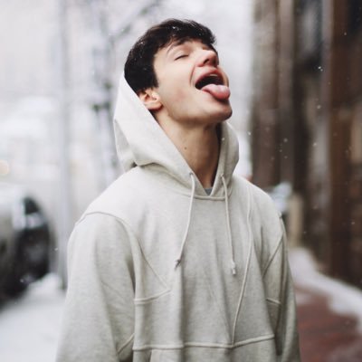 samisolorz's tweet photo. @AaronCarpenter AWW U IS SO CUTE https://t.co/TpFEhnOAXX