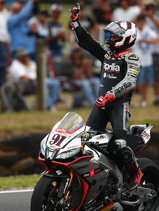 bgmotogp's tweet image. #OnThisDay in 2015 at @PICircuit, @realleonhaslam took his 1st win with @ApriliaOfficial #WSBK, by Robert Cianflone