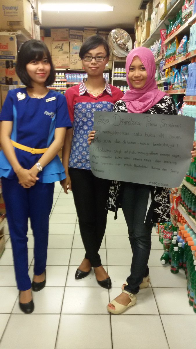 diardanasinta's tweet photo. @IA_Cilacap foto bareng SPG Rita Pasaraya :) #BBC12 https://t.co/lacJbHGoDk