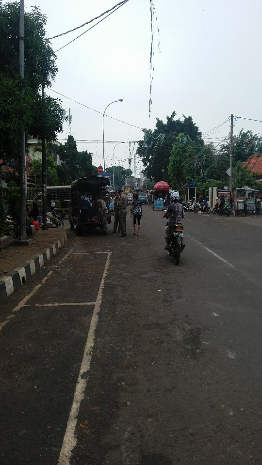 Pembersihan dan penertiban pedagang di luar area Pasar Anyar oleh petugas <a href="/PolppTngkota/">satpolpp.tngkota</a> dan @DkpTangerang