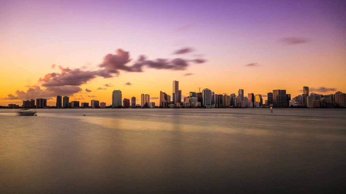 cerverare's tweet image. The sun sets on the Magic City #sundaysunset #miamisunset