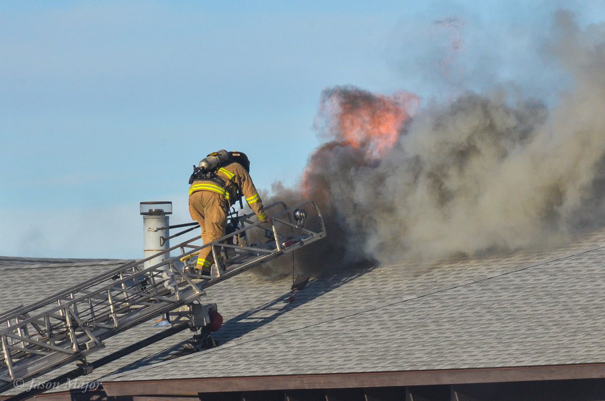 NEW: Red Cross helping 3 families after Warwick condo fire
turnto10.com/news/local/cre…