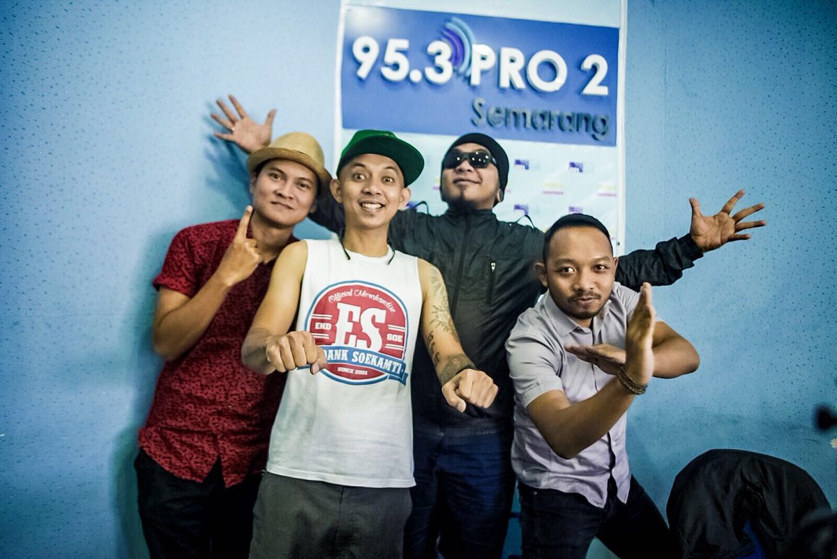 Penampakan kita yang lagi on air di @PRO2SMG stay tune yaa...