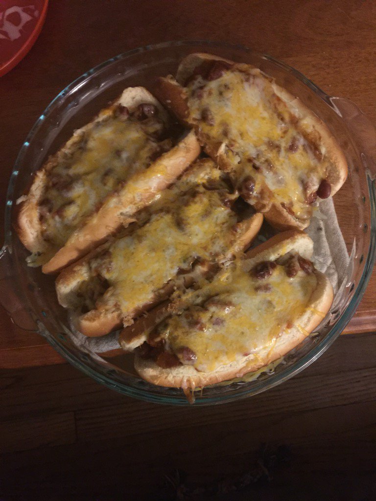 Watched <a href="/DuckDynastyAE/">Duck Dynasty</a> today. <a href="/GodwintheWalrus/">John Godwin</a> look what you made us do! #happyhappyhappy #chilidogs