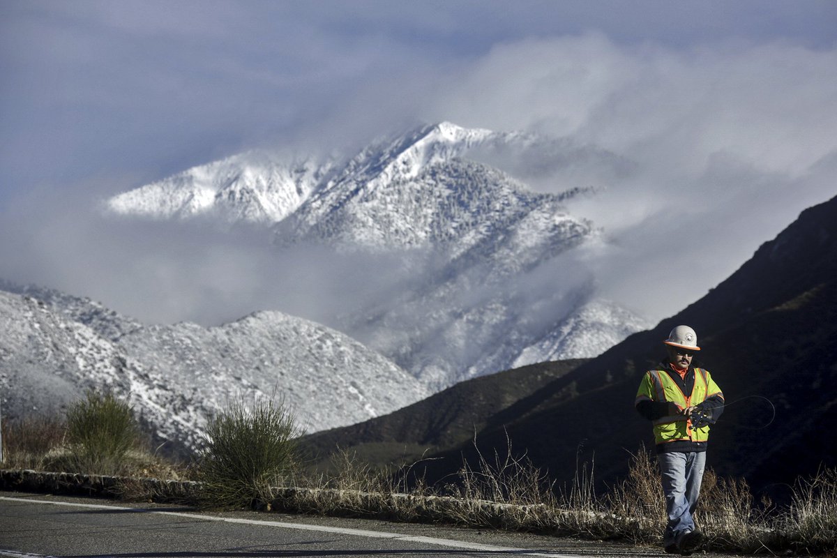 LANow's tweet photo. Hiker dies, several hurt in falls near Mt. Baldy over weekend https://t.co/36v8PIQY19 https://t.co/dSXjbXizsf