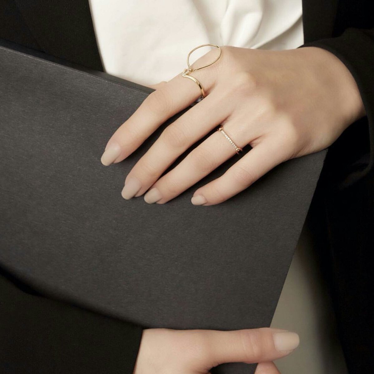 EllisAdamsGroup's tweet photo. Taking on this week in #refined, #minimalist-chic ⚪⚫ #ruifier #simplicity #lifestyleandluxury #EAG #EllisAdamsGroup https://t.co/qOMD19gNq3
