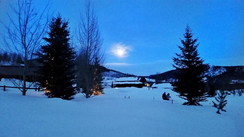kidtravel's tweet photo. Beautiful full moon at @VistaVerdeRanch tonight. It's so wonderful being here! #travel #WinterRanch https://t.co/Kxs9nYcuiC