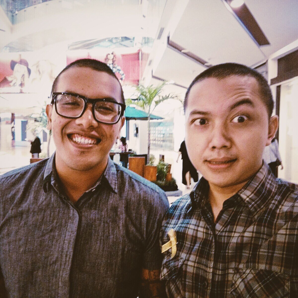 MAC_HS's tweet photo. Dua pria tampan kekinian (@confisdesaint @ardiyanfirman) pun tdk lupa selfie sehabis melakukan aksi #BeraniGundul. 😎 https://t.co/m1cS0QFkar