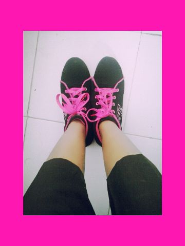 nonnarimbii's tweet photo. Kita adalah sepasang sepatu , selalu bersama , tak bisa bersatu ~ #TulusSepatu #PinkShoes https://t.co/GpjbhchyFA