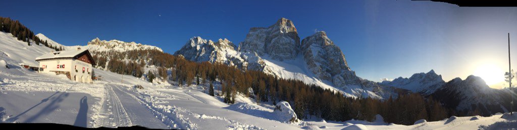 Le #dolomiti...tutt'intorno. Con la #neve #ciaspole #skitouring #skialp #rifuhio aperto tutti i giorni fino al 28/02